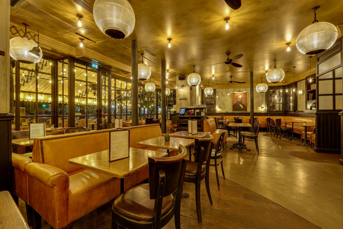 La salle de restaurant du Café Piou, bois et lumière naturelle